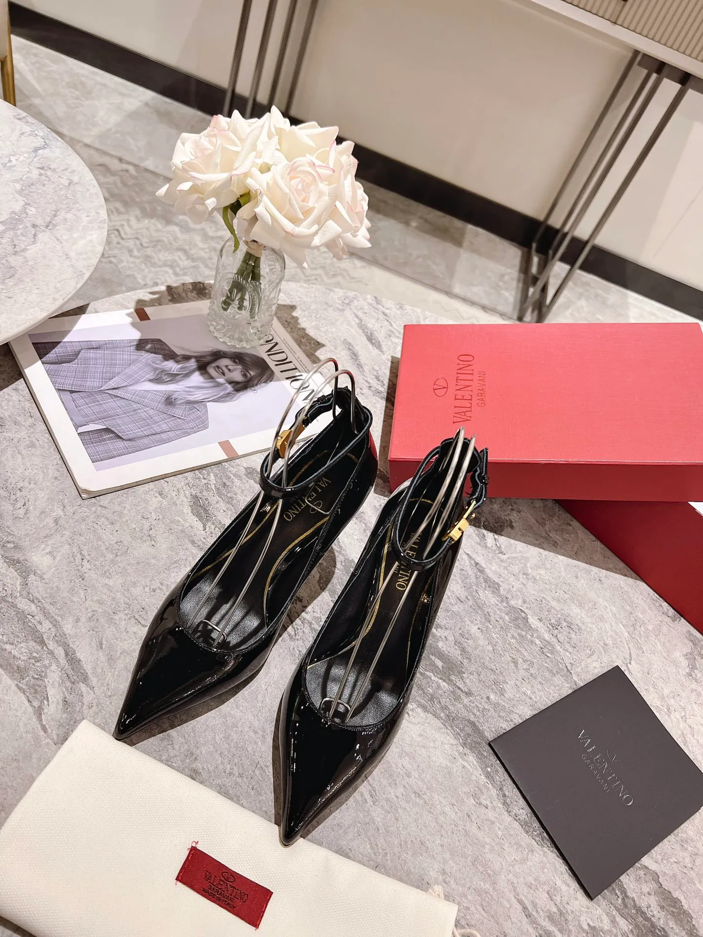 👟👟Ex-factory price 440👟👟 Genuine leather sole +40 Top version 𝑉𝐴𝐿𝐸𝑁𝑇𝐼𝑁𝑂 Valentino new spring and summer women's 6⃣️color patent leather shoes. Unique (small V-label buckle) hardware brings out a full sense of high-end, and the new season will live up to expectations! Worth buying ★ Qipi is absolutely high-grade ❥Original method, absolutely sensual ❥Elegant style, creating a different feeling, simple and elegant style!  Code number: 35-41 (34-42 customized) Fabric: Imported patent leather Lining: Sheepskin lining Heel height: 7cm-10cm2⃣️Various heel height options Leather outsole Rubber outsole